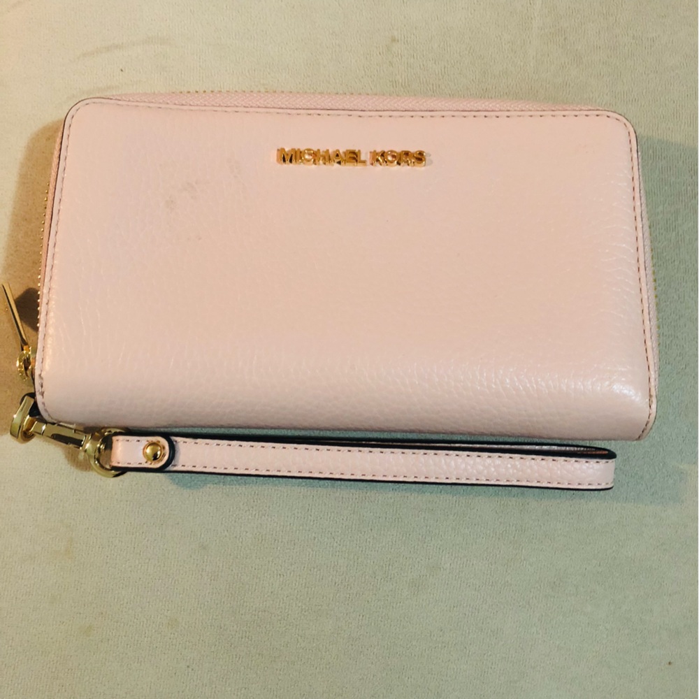 🌟PRICE DROP🌟 Lightpink Michael Kors Wristlet
